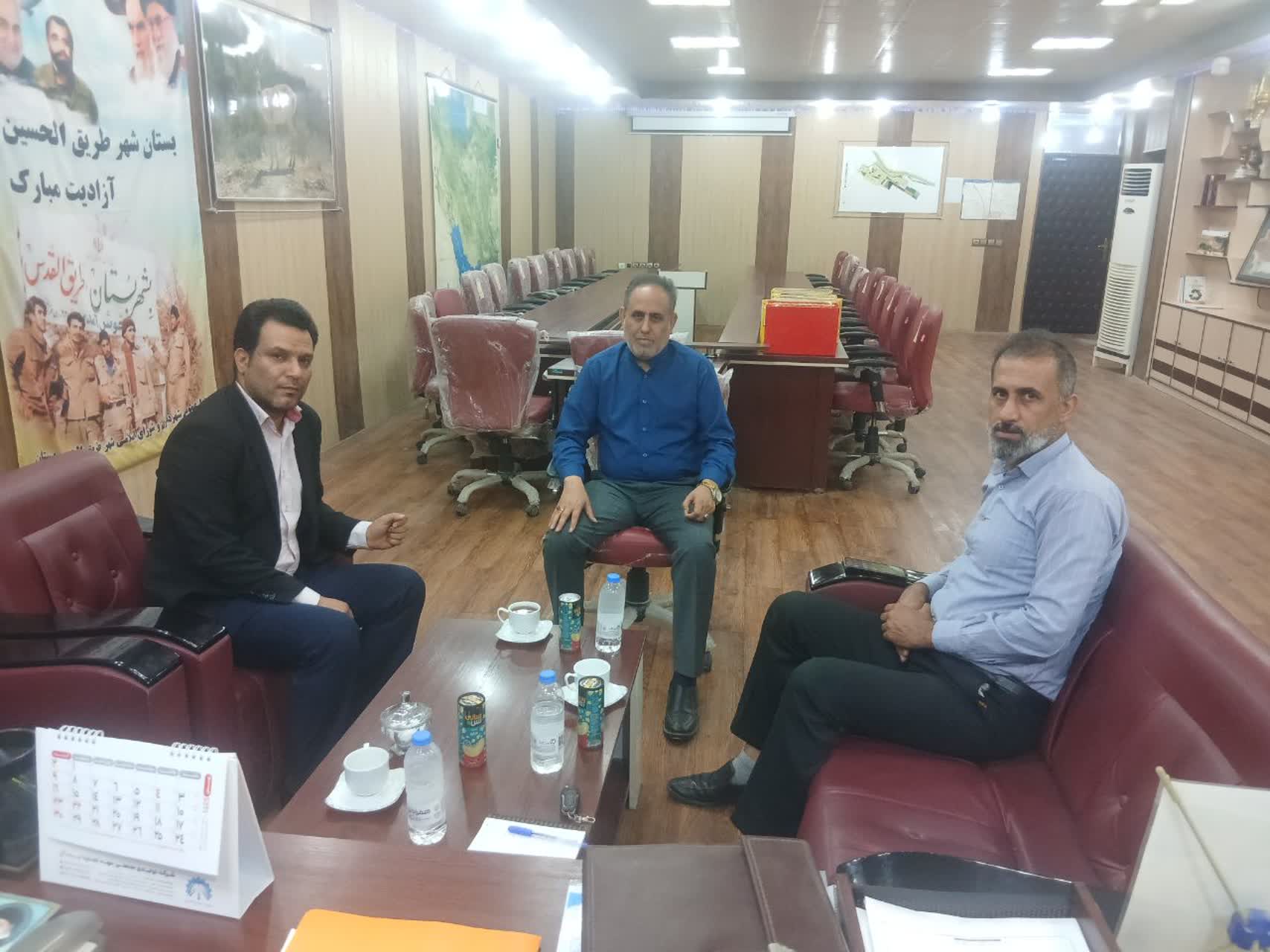 نشست مشترک یوسف سواعدی مولای‌زاده، سرپرست اداره کتابخانه‌های عمومی شهرستان دشت‌آزادگان با مهندس علی طرفی، شهردار بستان با موضوع بررسی و رفع مشکلات و نواقص کتابخانه عمومی طریق‌القدس بستان برگزار شد.