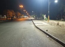 ادامه نصب پایه چراغ شش متری در بلوار شهید باکری توسط شهرداری بستان