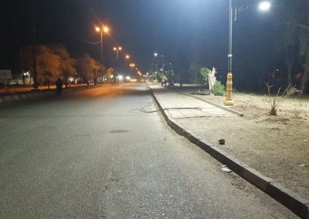ادامه نصب پایه چراغ شش متری در بلوار شهید باکری توسط شهرداری بستان