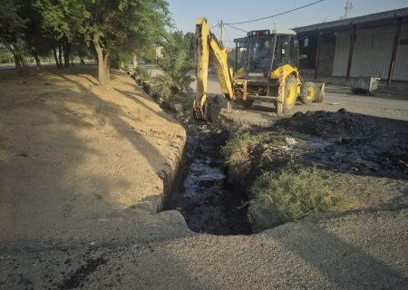 لایروبی کانال دفع آب‌های سطحی بلوار شهید باکری شهر بستان