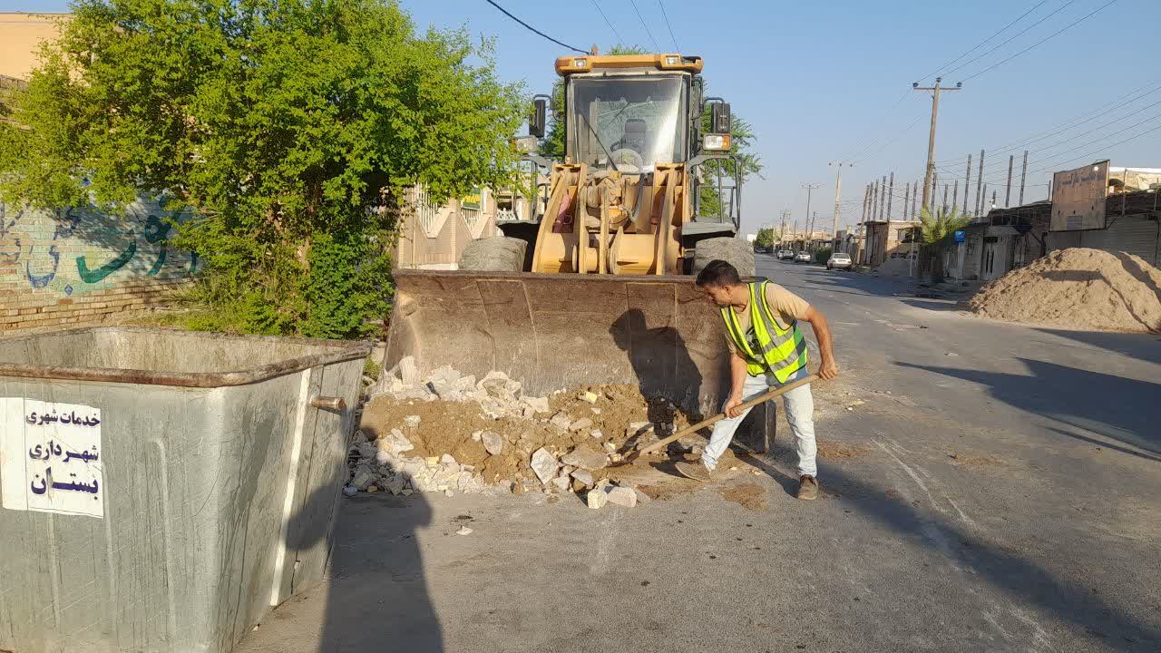 جمع آوری نخاله های ساختمانی توسط شهرداری بستان
