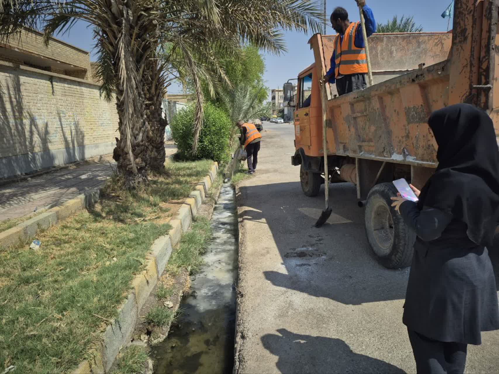 در راستای ارتقای سطح بهداشت عمومی، حفظ سلامت شهروندان گرامی و پیشگیری از شیوع بیماری های عفونی، عملیات گسترده لایروبی و آهک پاشی جوی های روباز سطح شهر به همت تلاشگران خدمات شهری شهرداری بستان اجرا شد