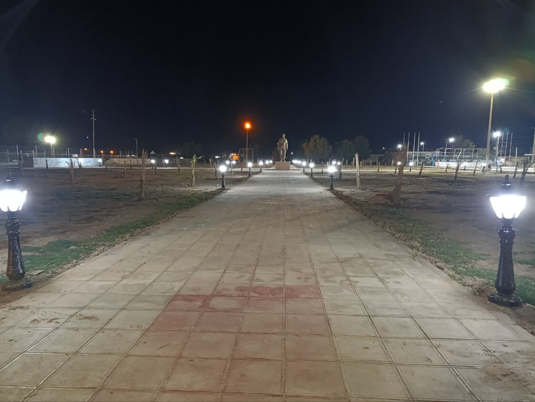 نصب پایه چراغ یک متری در پارک شهید علی هاشمی (مرکزی)توسط شهرداری بستان